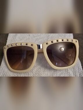 Women’s Cream Valentino Frame Sunglasses